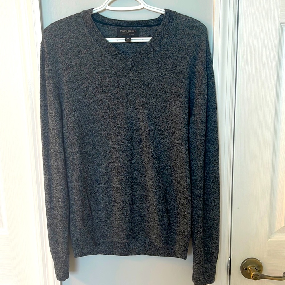 Banana Republic V neck shirt